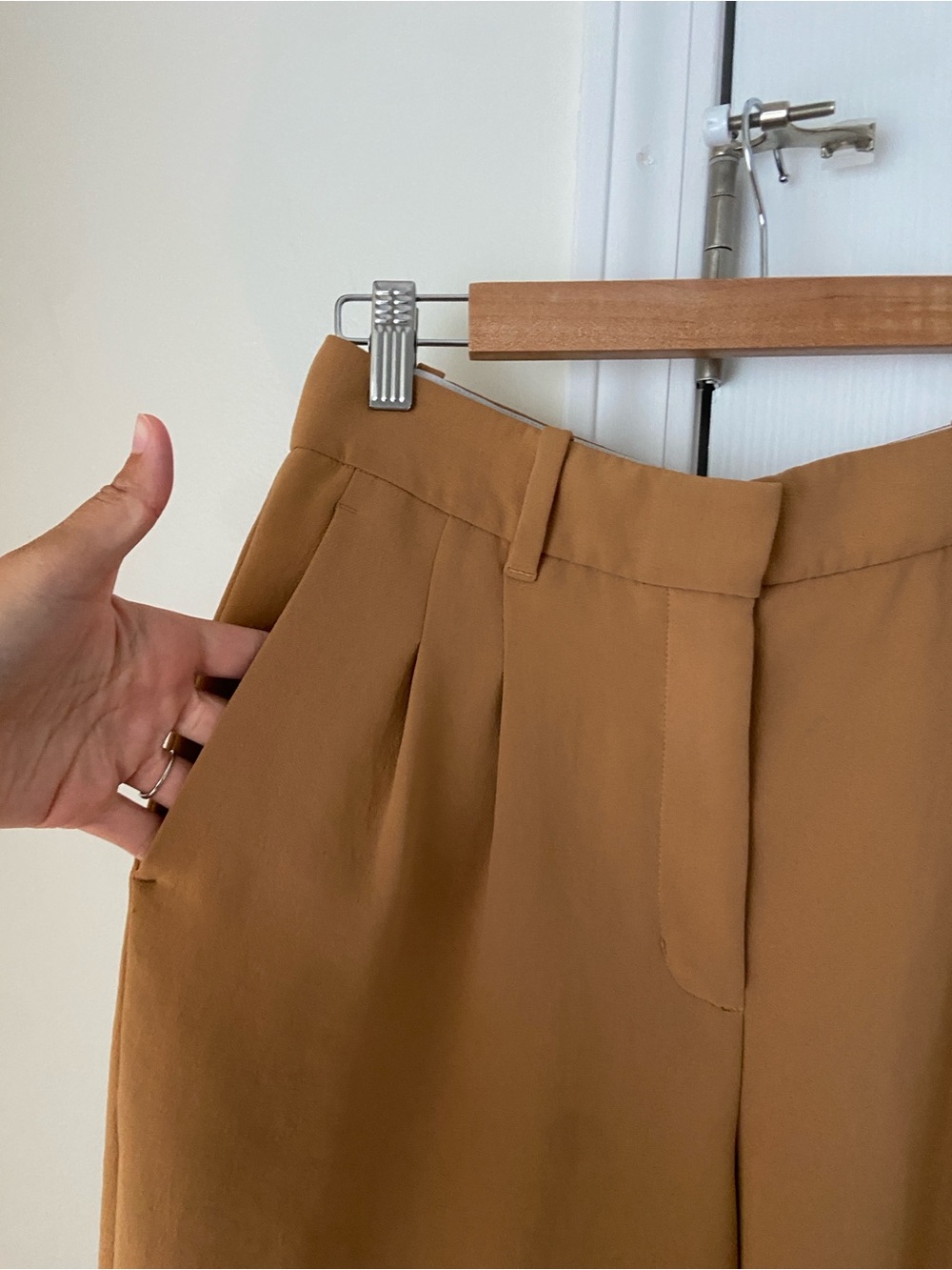 Aritzia Wilfred Effortless Wide Leg Trousers Camel Color Size 6, 28.5 Inches - Picture 5 of 6